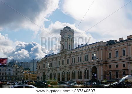 Russia, Saint Petersburg - August 18, 2017:  Town Square. View Of The Vosstaniya Square And Building