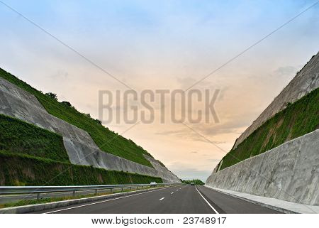 Motorväg skär i Hills