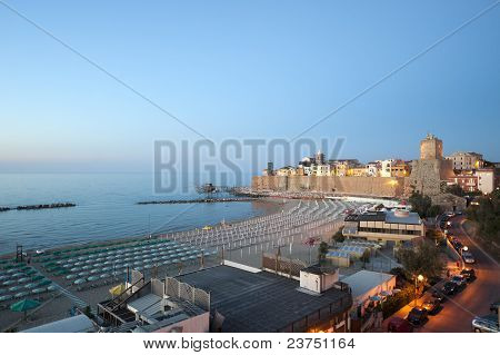 Termoli (campobasso, Molise อิตาลี) - หาดที่เย็น