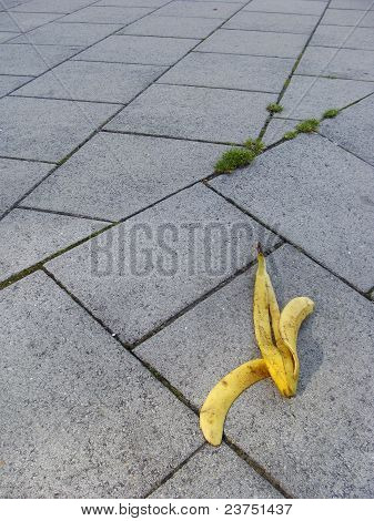 Folie Bananenschale auf Bürgersteig Risiko Theme