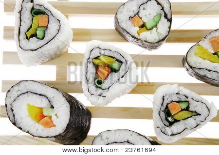 Maki-Rolle mit frittierte Gemüse innen. auf dem hölzernen Rost. isolated over white Background. Japa