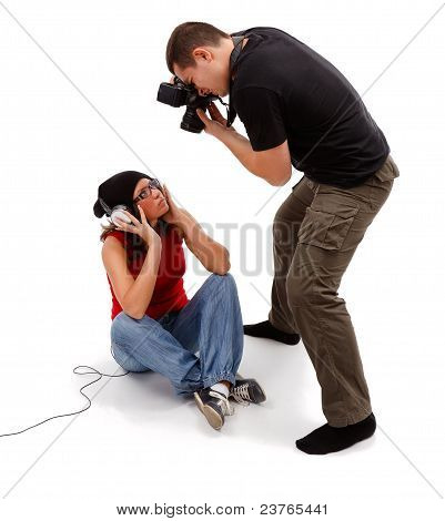Fotograf biorąc obraz siedzi modelki