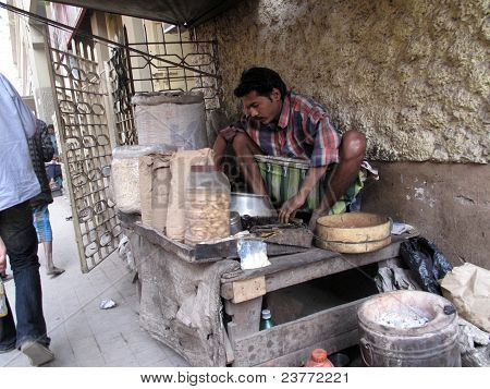 Homme de cuisine dans la rue