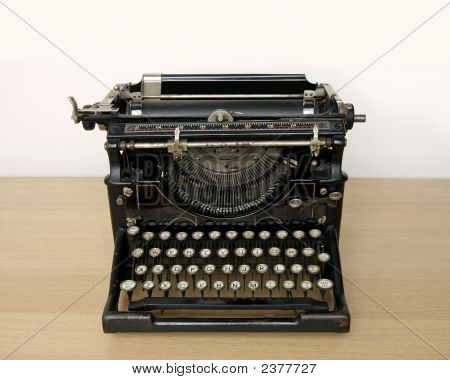 Antigua máquina de escribir en un escritorio de madera
