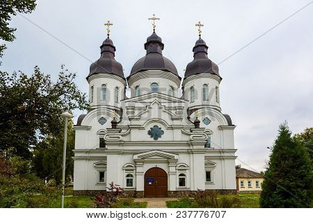 Temple Of St. Peter Kalnyshevsky In Nedryhailiv, Sumska Oblast, Ukraine. Beautiful White Building Wi