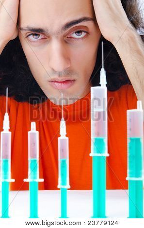 Genç druc bağımlısı şırınga ile