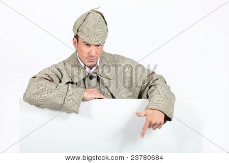 um detetive mostrando um copyspace