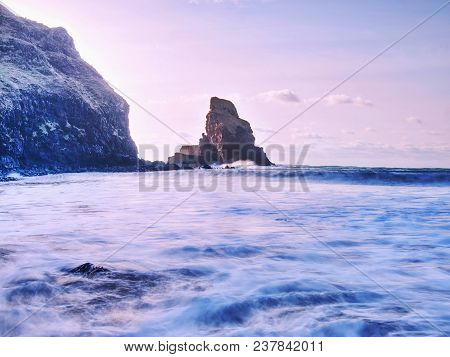 Rocky Coast Of Sea. Slow Shutter Speed For Smooth Water Level. Visite Talisker Bay On The Isle Of Sk