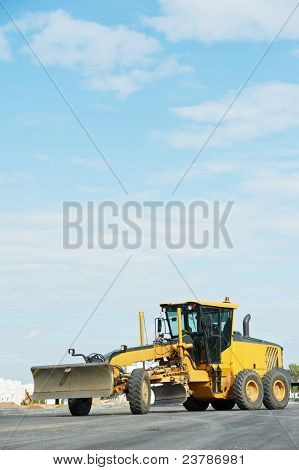 bulldozer Livellatrici stradali sopra cielo blu al lavoro all'aperto