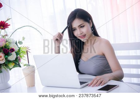 Smart Girl's Working On Notebook , Workingwoman Using Laptop In The Room