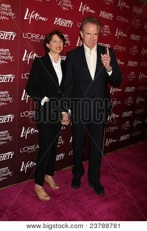 LOS ANGELES - syyskuu 23: Annette Bening, Warren Beattyn saapuu eri 's Power naisten lounas