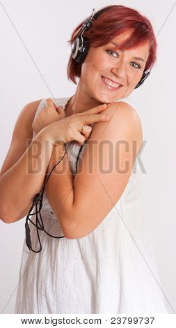 Sonriente rojo cabeza con auriculares