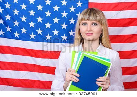 Giovane donna sullo sfondo della bandiera dell'America