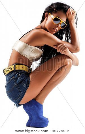 młody tancerz piękny pozowanie na tle studio