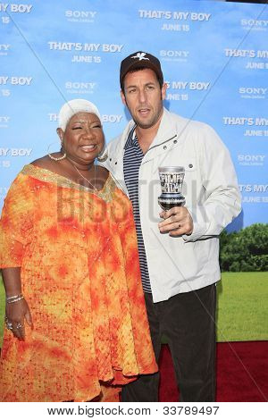 LOS ANGELES-JUN 4: Adam Sandler, Luenell Campbell en el estreno de Columbia Pictures ' que mi