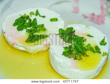 Tomino ost med rucola og oliven olie