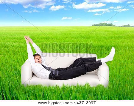 Teenager wach im Feld