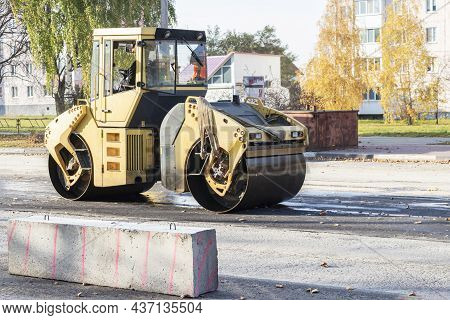 Heavy Duty Vibratory Road Roller For Asphalt Concrete Works And Road Repairs. Heavy Machinery When R