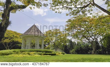 Singapore- 16 Oct, 2021: Gazebo Or White Bandstand At Singapore Botanic Gardens. The Octagonal Gazeb
