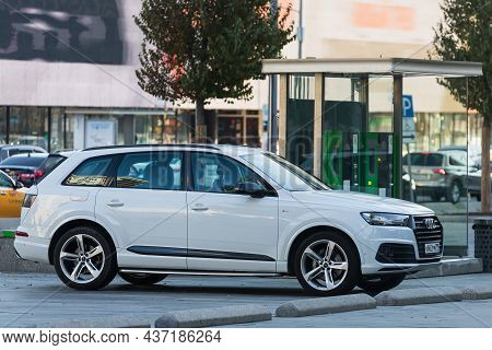 Moscow, Russia - October  13, 2021: White Audi Q7  Is Parked  On The Street On A Warm  Autumn  Day A
