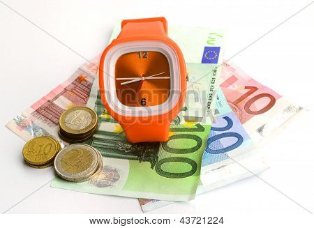 Armbanduhr mit Banknoten und Münzen