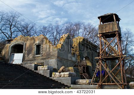 Ruinerne af en gammel bygning og et observationstårn på Potemkin-trapperne i Odessa