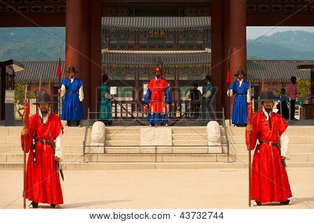 Gyeongbokgung Palace sisäänkäynti puutarhaan vartijat Wide
