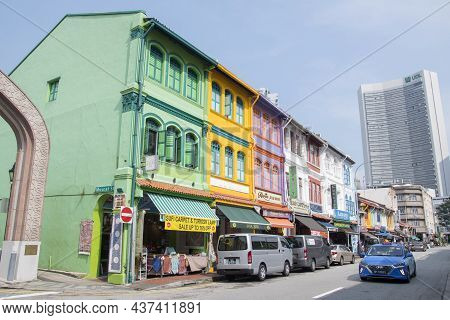 Singapore- 23 Oct, 2021: Streets With Old Houses And Shops On The Background Of Modern Buildings In 