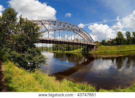 Stål bue broen over floden Msta i Borovitchi. Novgorod, Rusland.