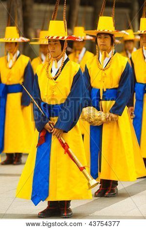 传统韩国音乐家乐队长笛服装