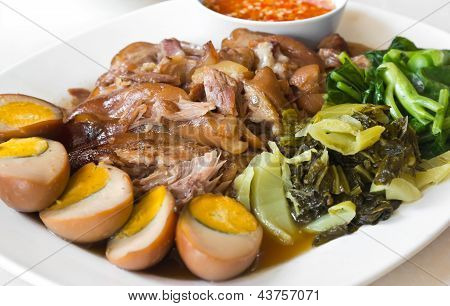 ขาหมูพะโล้ ด้วยเครื่องเทศห้า เสิร์ฟพร้อมไข่และผักดอง