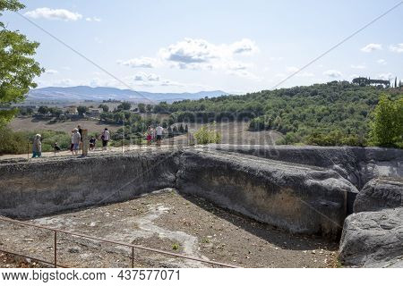 Bagno Vignoni, San Quirico D' Orcia (si), Italy - August 10, 2021: An Old Pool At Bagno Vignoni Vill