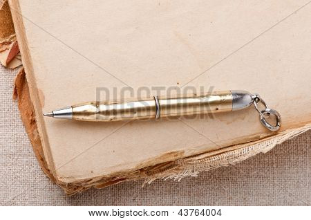 Altes Buch und Stift