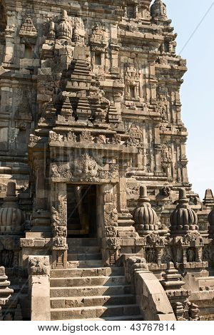 Indgangen i Brahma tempel top i Candi Prambanan