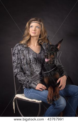 Donna con cane Dobermann