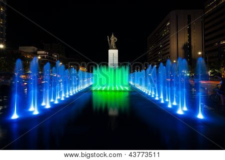 Estátua de rei Sae Jong Dae noite fonte centralizada