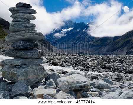 Cairn di roccia nella valle di Hooker vicino Aoraki Mt Cook NZ