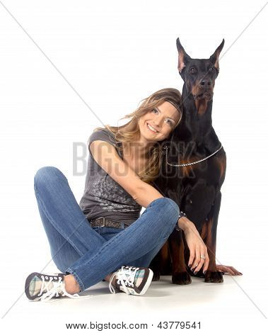 Giovane donna con cane Dobermann nero
