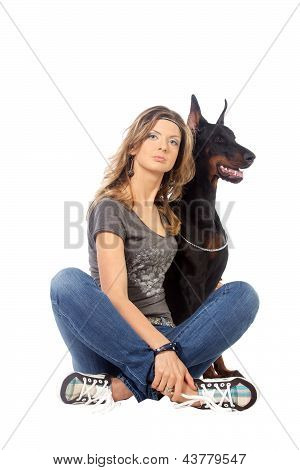 Giovane donna con cane Dobermann nero