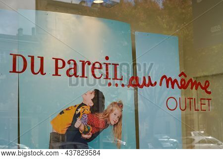 Bordeaux , Aquitaine France - 10 25 2021 : Du Pareil Au Meme Logo Sign Red On Facade Windows Store D
