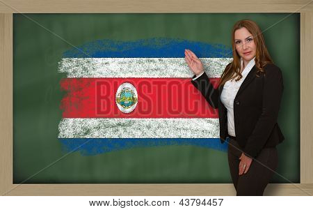 Insegnante mostrando la bandiera Ofcostarica sulla lavagna per presentazione Marketing e pubblicità turismo