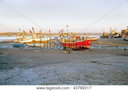 Barche a terra nel tramonto Gujarat India