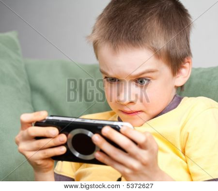 เด็กเล่นเกมคอนโซล
