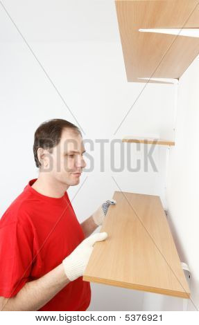 Uomo installando la mensola