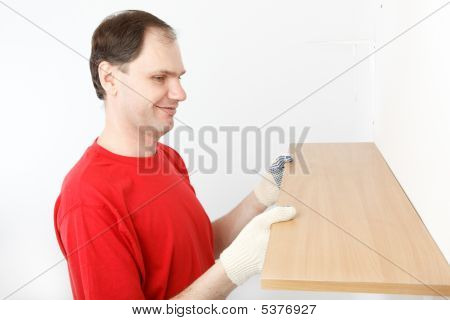 Uomo installando la mensola