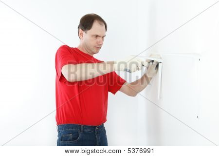 Uomo installazione uncinata