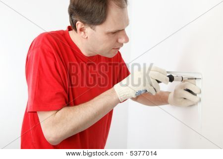 Uomo installazione uncinata