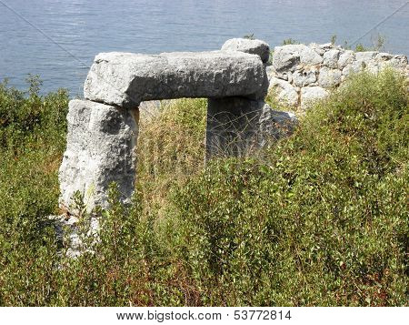 Remains of the gate  of the ancient Teimiussa .