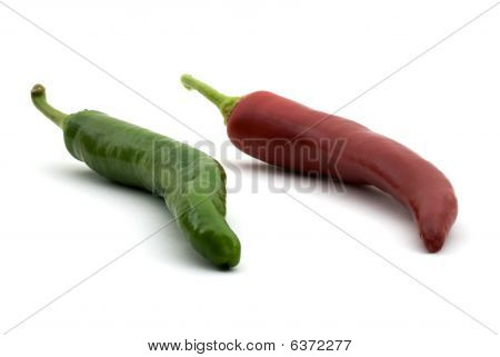 Hosszú forró piros és zöld paprika, elszigetelt fehér Background