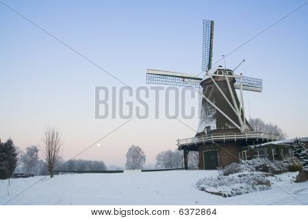 Scène d'hiver avec moulin à vent hollandais